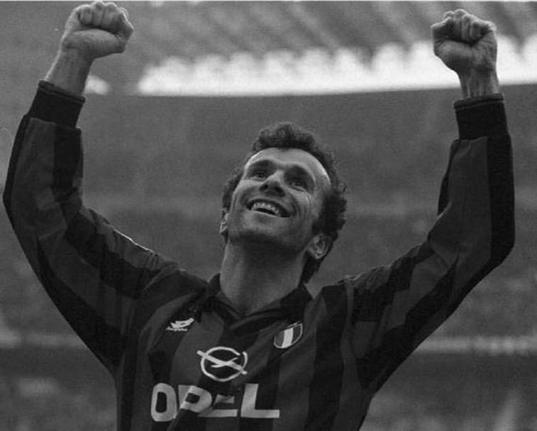 Il genio di Dejan Savicevic non lasci indifferente Berlusconi: l’ex Cavaliere si rammaric quando nel 1995 il suo Milan perse la finale di Champions con l’Ajax. “Eravamo senza il nostro giocatore migliore”. Il riferimento era proprio al montenegrino, che salt quella gara, ufficialmente per infortunio. Ansa